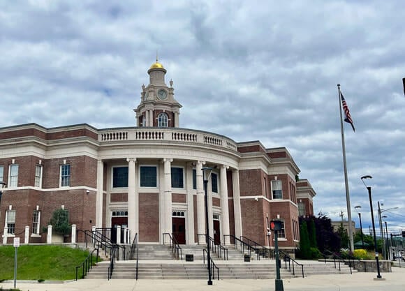 Photo of the front of the Hamden, Connecticut town hall.